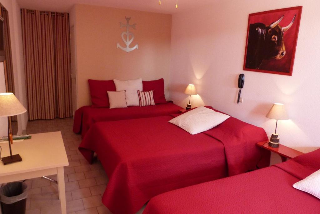 Hotel Lou Garbin Saint-Laurent-dʼAigouze Zimmer foto