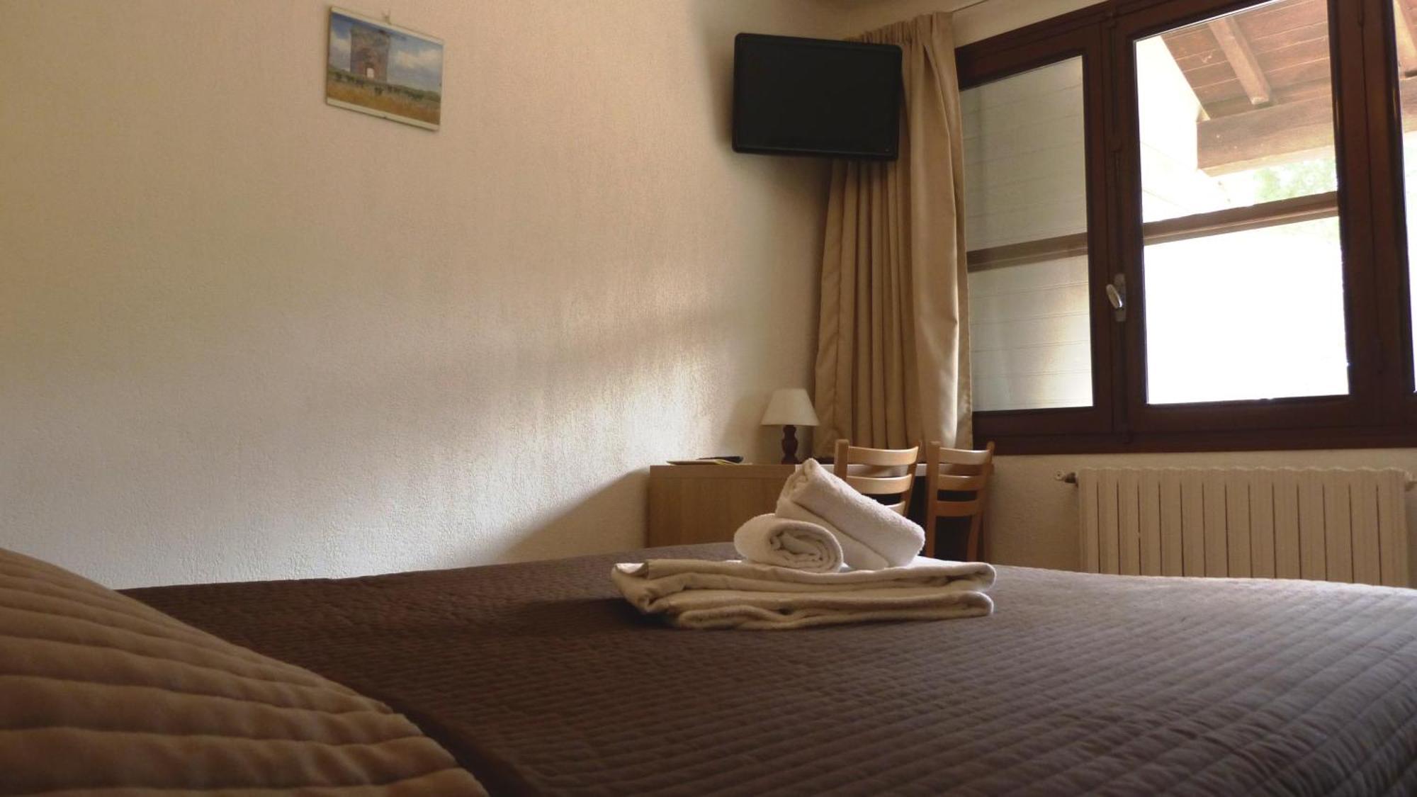 Hotel Lou Garbin Saint-Laurent-dʼAigouze Zimmer foto