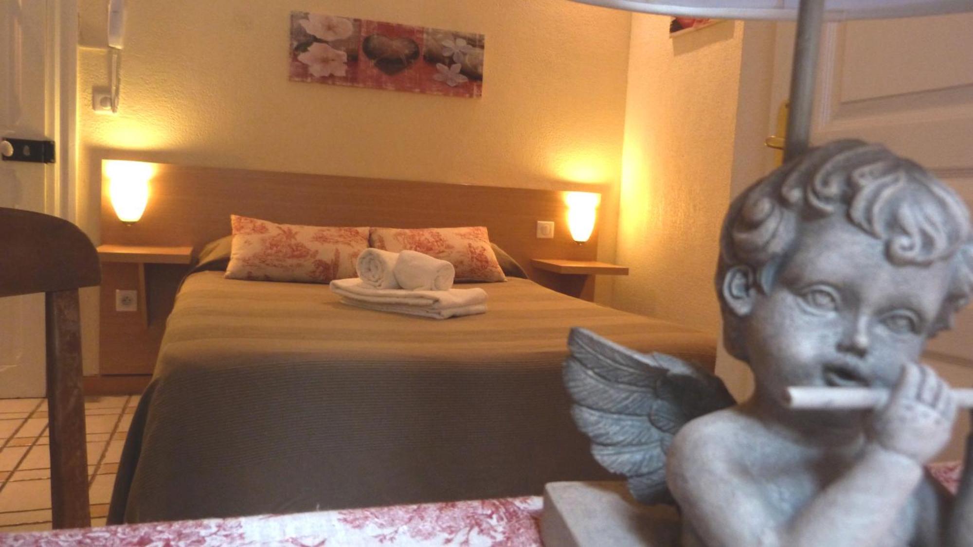 Hotel Lou Garbin Saint-Laurent-dʼAigouze Zimmer foto