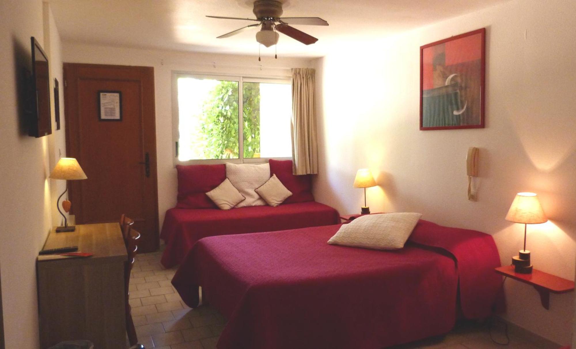 Hotel Lou Garbin Saint-Laurent-dʼAigouze Zimmer foto